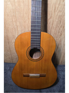 Yamaha C40 Classical Acoustic Guitar - Great Beginner Instrument Good Condition